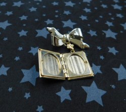 locket bow brooch view
